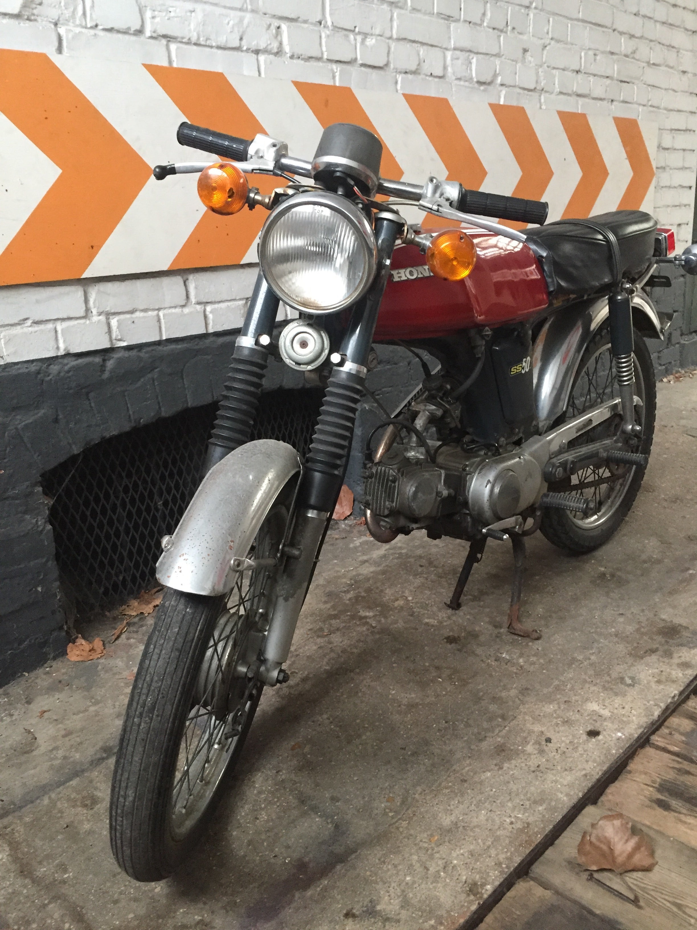 Moto Honda SS 50 cm3 année 1970, vintage, avec guidon, moteur et détails authentiques, prête à rouler.