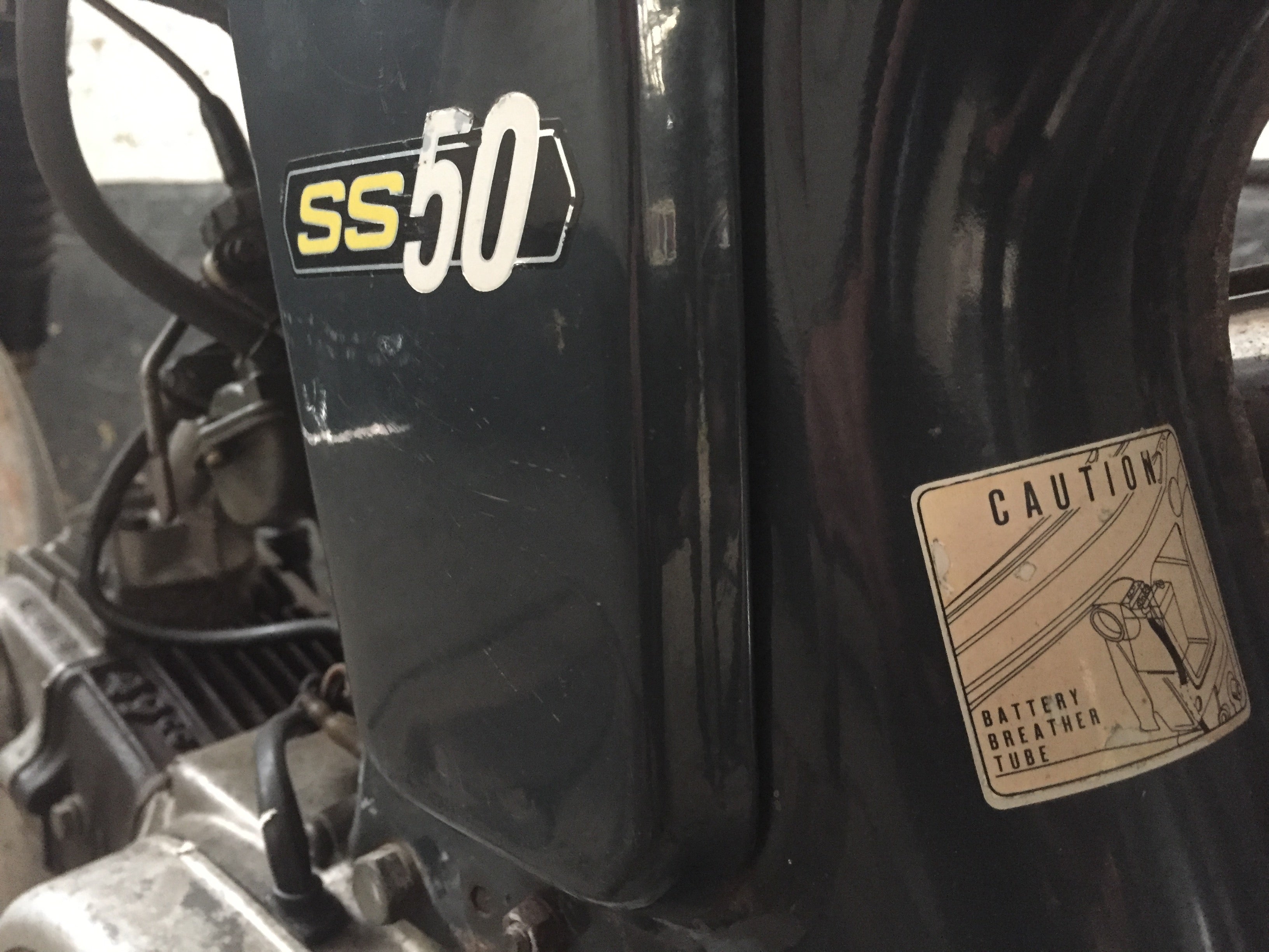 Moto Honda SS 50 cm3 année 1970, vue de face, avec détails de la carrosserie et du moteur, vintage et authentique.