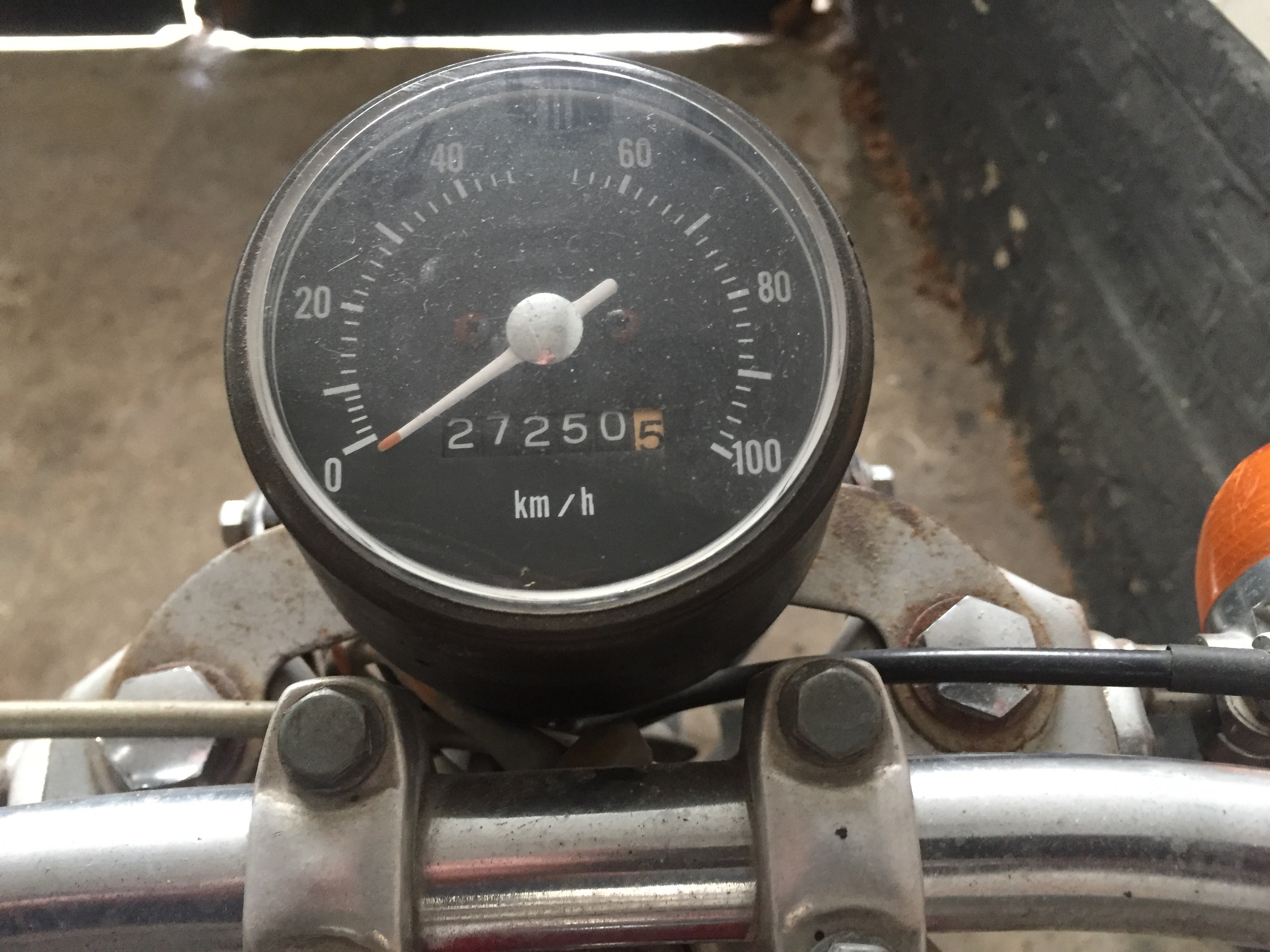 Moto Honda SS 50 cm3 de 1970, modèle vintage, avec détails visibles de la moto classique dans une photo naturelle.