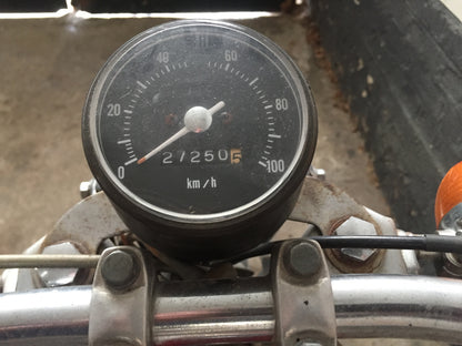 Moto Honda SS 50 cm3 de 1970, modèle vintage, avec détails visibles de la moto classique dans une photo naturelle.