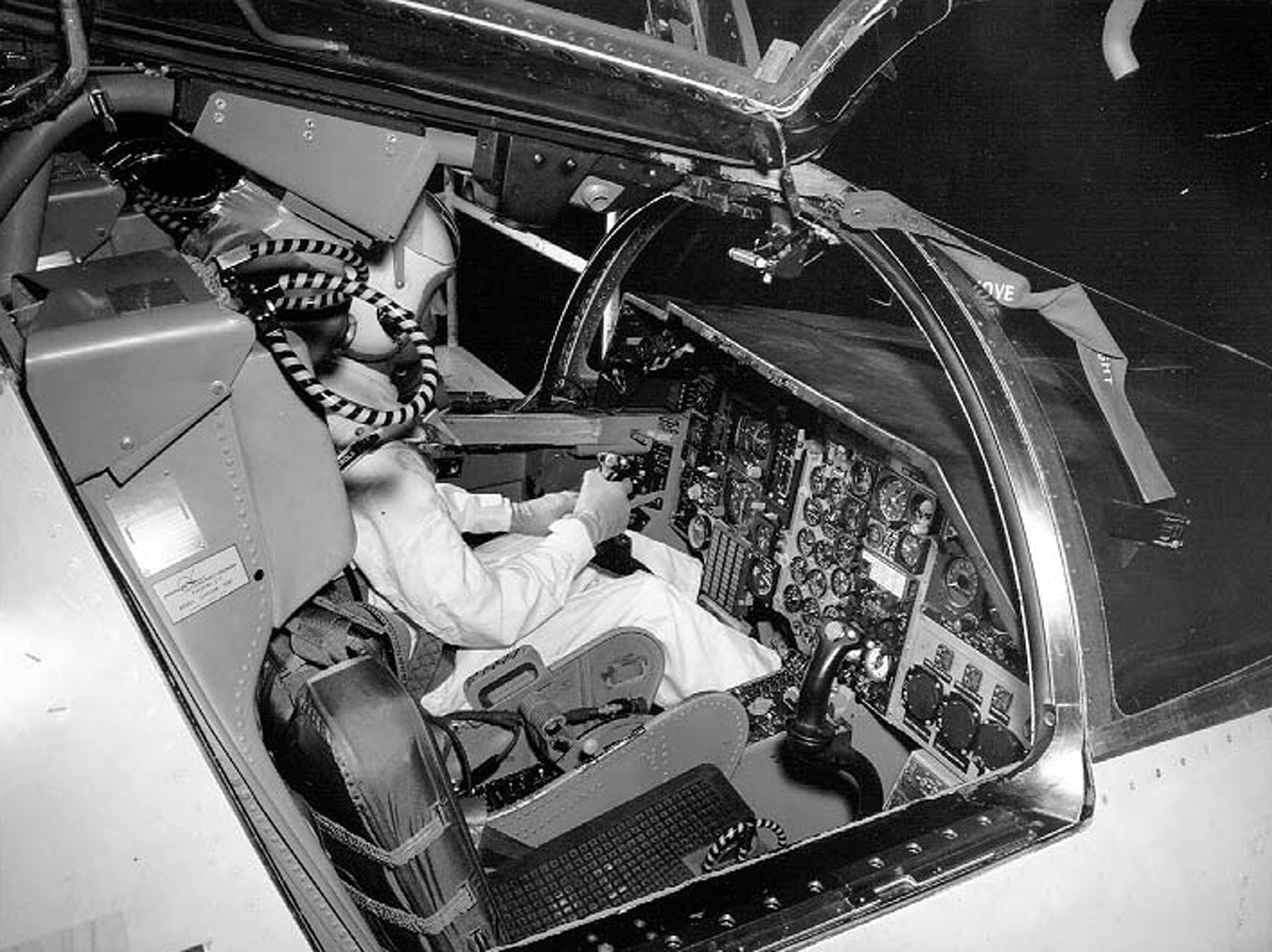 Indicateur de niveau de carburant Simmonds pour avion de combat F-111 Aardvark, montré avec cadran et capteurs.