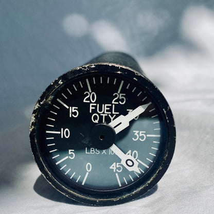 Indicateur de niveau de carburant Simmonds pour avion de combat General Dynamics F-111 Aardvark, visible avec cadran et aiguilles.