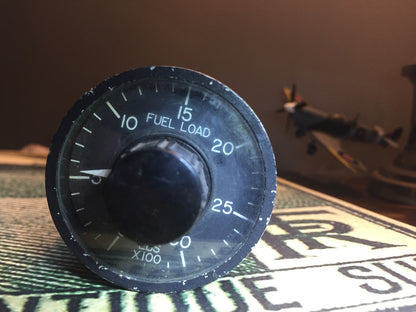 Instrument de contrôle de limite de charge de carburant Simmonds Precision, période 1970, avec cadran et indicateurs.