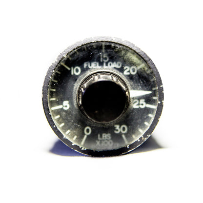 Instrument de contrôle de limite de charge de carburant Simmonds Precision, période 1970, avec cadran et boutons visibles.