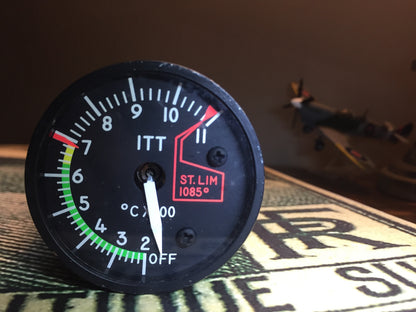 Instrument de mesure de température intermédiaire de turbine, modèle des années 1970, de la marque Ma boutique, avec cadran et sondes.