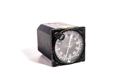 Instrument de radio navigation ADF King Radio CORP, période 1950, avec cadran et boutons vintage visible.