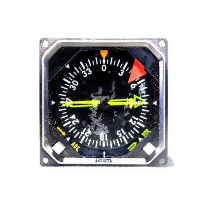 Instrument de radio navigation Collins Avionics pour avion, datant des années 1950, avec cadran et indicateurs de cap.