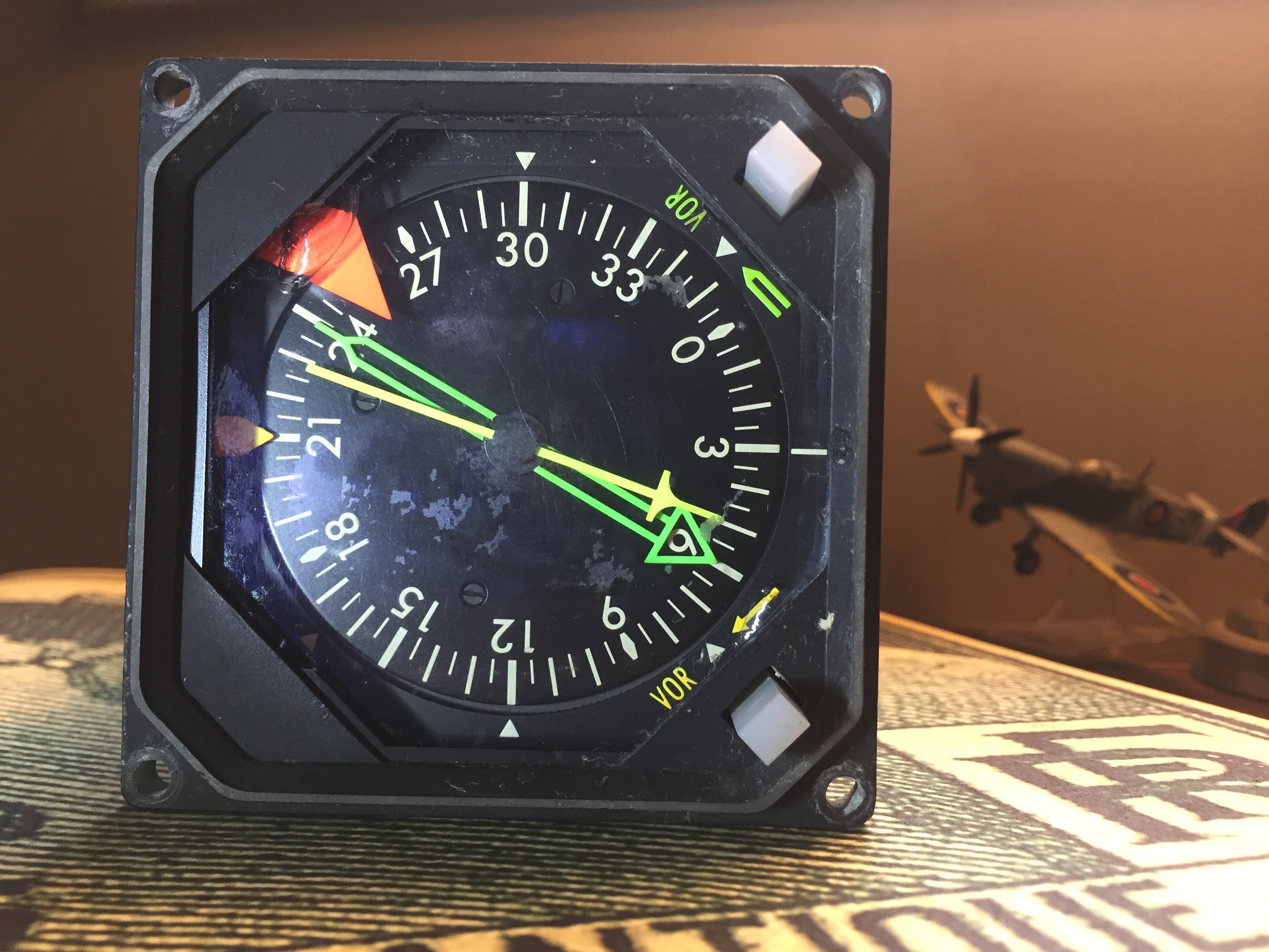 Instrument de radio navigation Collins Avionics pour avion des années 1950, suivi du cap, en bon état.
