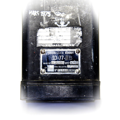 Instrument de radio navigation STTA ID-77 des années 1960, appareil vintage avec cadran et boutons visibles.