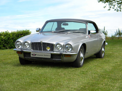 Voiture Jaguar XJC Série 2 4,2L, six cylindres, année 1978, vue de face, kilométrage affiché.