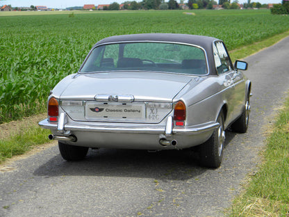 Voiture Jaguar XJC Série 2 4,2 L, 6 cylindres de 1978, moteur visible, état d'origine, 140 000 km.