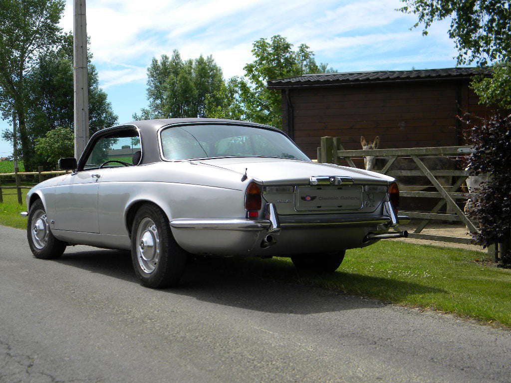 Voiture Jaguar XJC Série 2 4,2 L, 6 cylindres de 1978, affichant 140 000 km, vue de côté dans un environnement neutre.