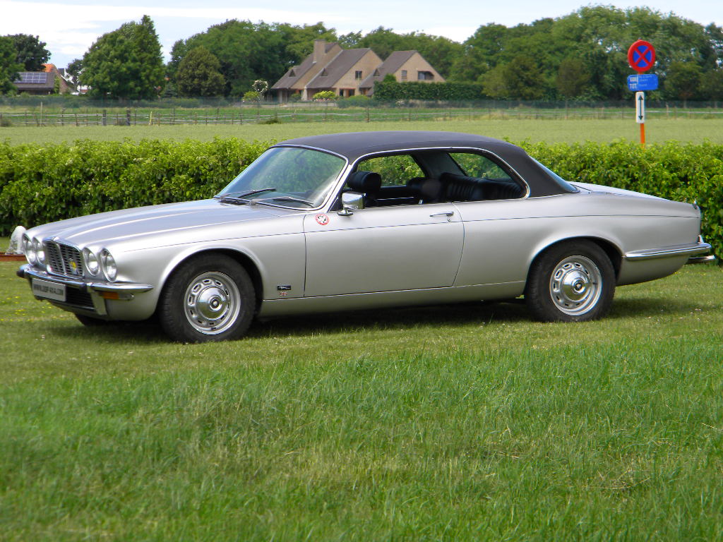 Jaguar XJC Série 2 4,2 L V6 de 1978, voiture classique avec 140 000 km, vue de côté de la voiture.