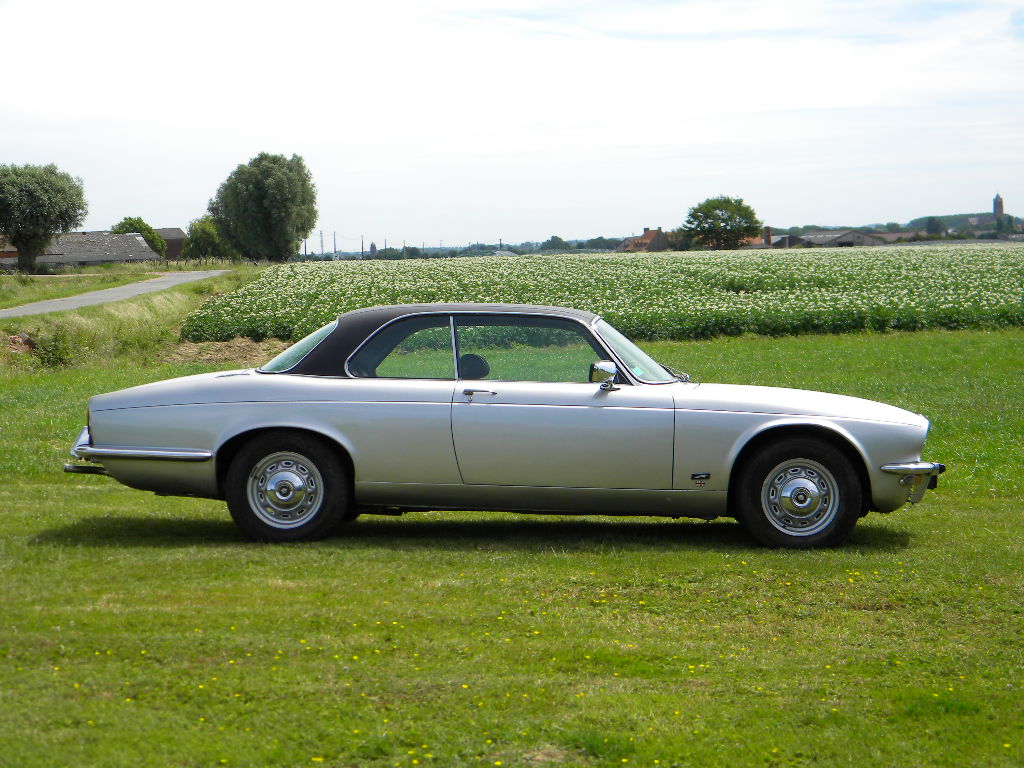 Voiture Jaguar XJC Série 2 4,2 L 6 cylindres de 1978, moteur visible, intérieur classique, kilométrage 140 000 km.