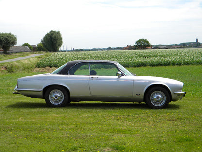 Voiture Jaguar XJC Série 2 4,2 L 6 cylindres de 1978, moteur visible, intérieur classique, kilométrage 140 000 km.