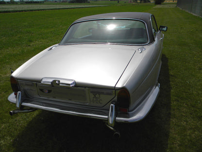 Voiture Jaguar XJC Série 2 4,2 L 6 cylindres de 1978, extérieur en bon état, affichant environ 140 000 km