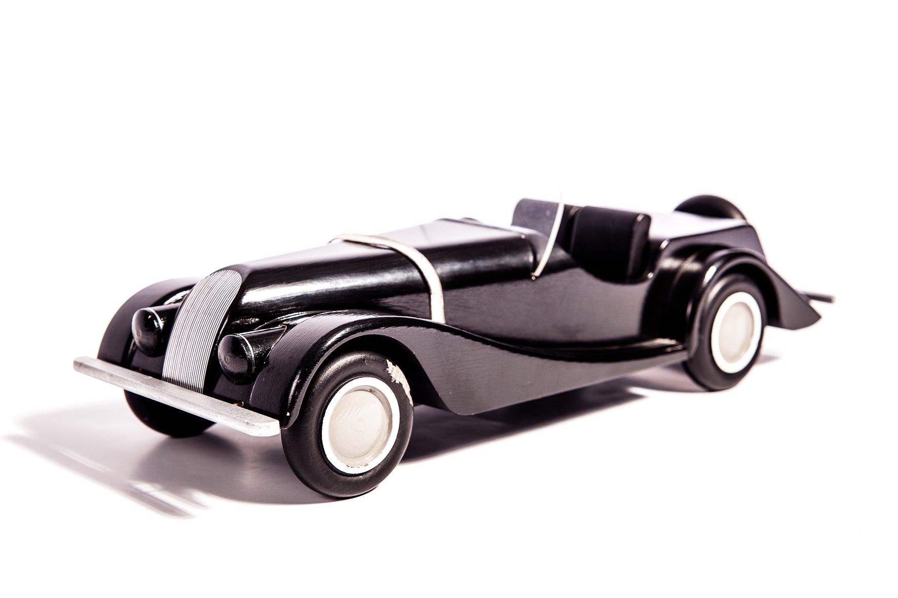 Maquette en bois de Morgan 4/4 sport des années 1970, modèle réduit vintage, détaillé et authentique.