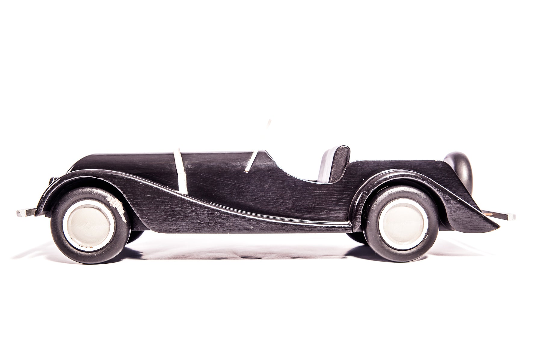 Maquette de Morgan 4/4 sport en bois, modèle vintage de 1970, représentant une voiture classique britannique.