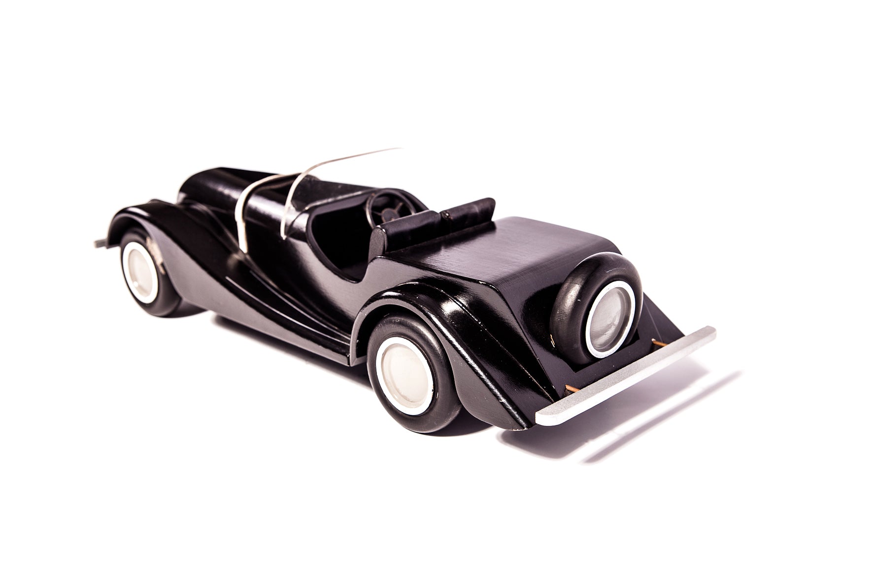 Maquette en bois de la Morgan 4/4 sport, modèle vintage des années 1970, fabriquée par Ma Boutique.
