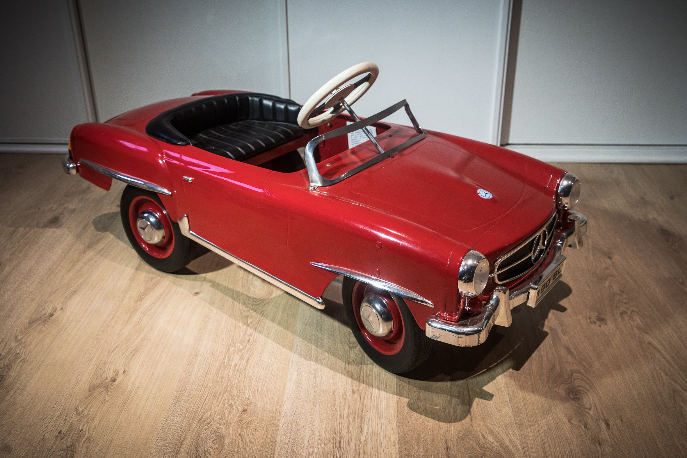 Voiture à pédale Mercedes 190 SL modèle année 1990, jouet en plastique rouge avec détails réalistes, pour enfant.