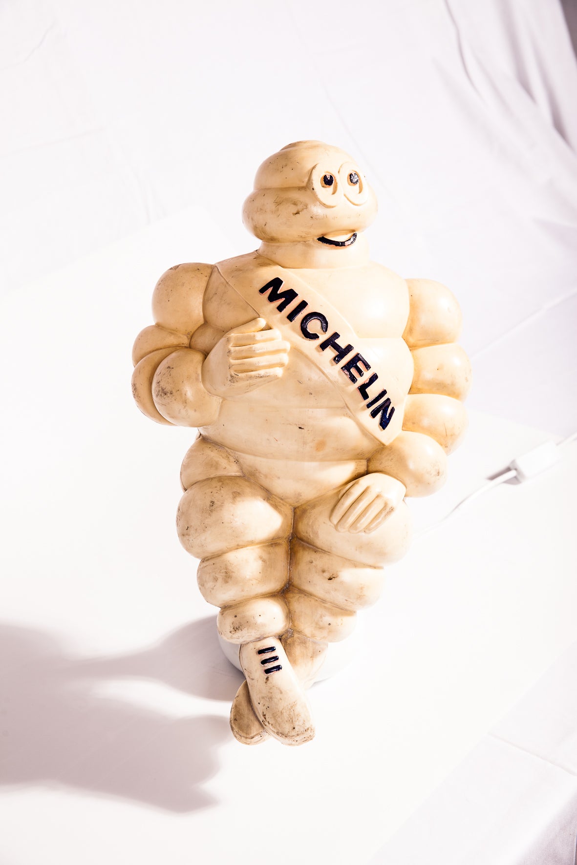 Mascotte Bibendum Michelin de camion, véritable figurine vintage des années 1950, en plastique représentant la mascotte emblématique.