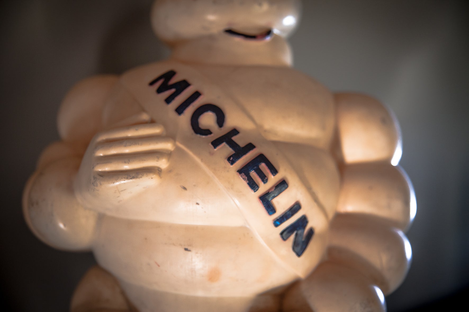 Mascotte Bibendum Michelin de camion vintage des années 1950, en caoutchouc, en excellent état.