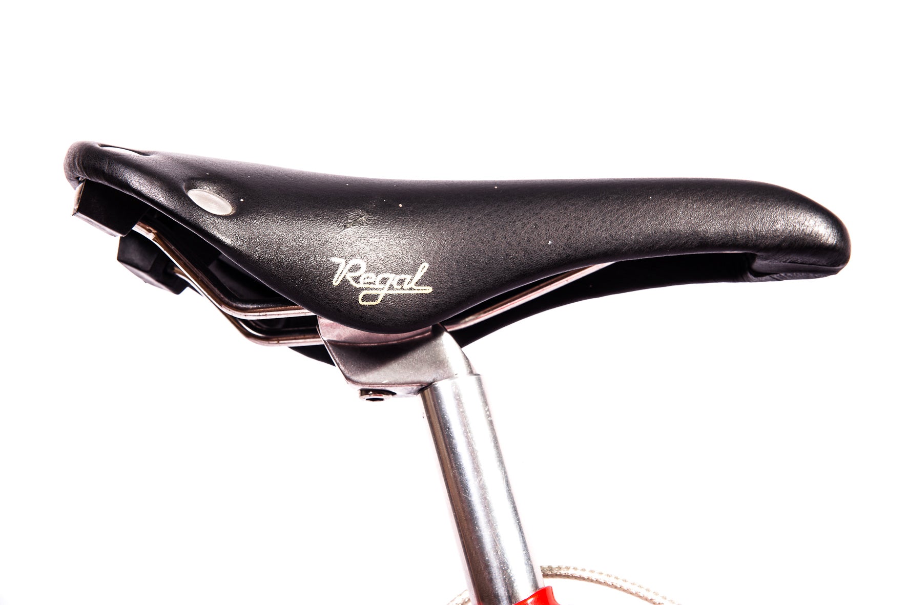 Vélo fixie Abici noir avec cadre en acier et guidon droit, posé sur une surface urbaine.