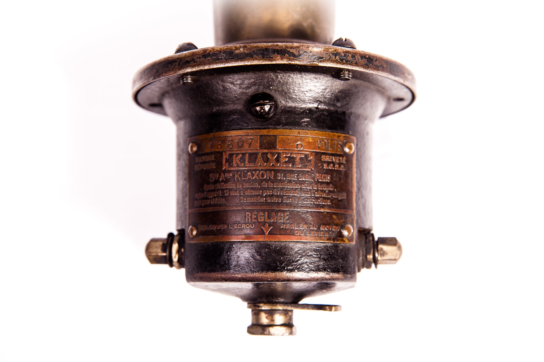 Klaxon Klaxet de la société Ame Klaxon en 6 volts, période avant-guerre, en métal avec bouton de commande visible.