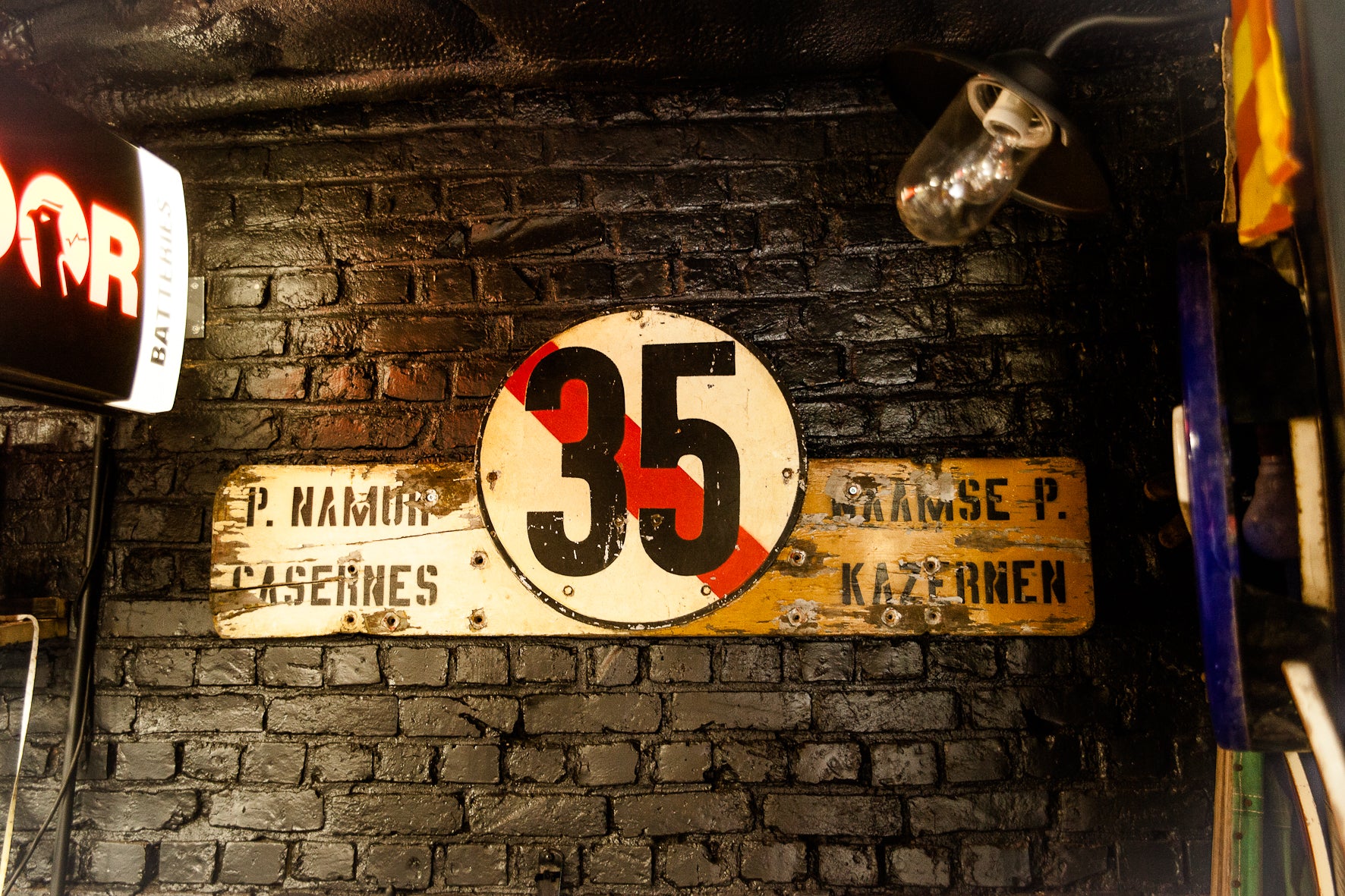 Panneau du tram Bruxellois ligne 35, période début du siècle, affichage vintage, style ancien, dans une vitrine.