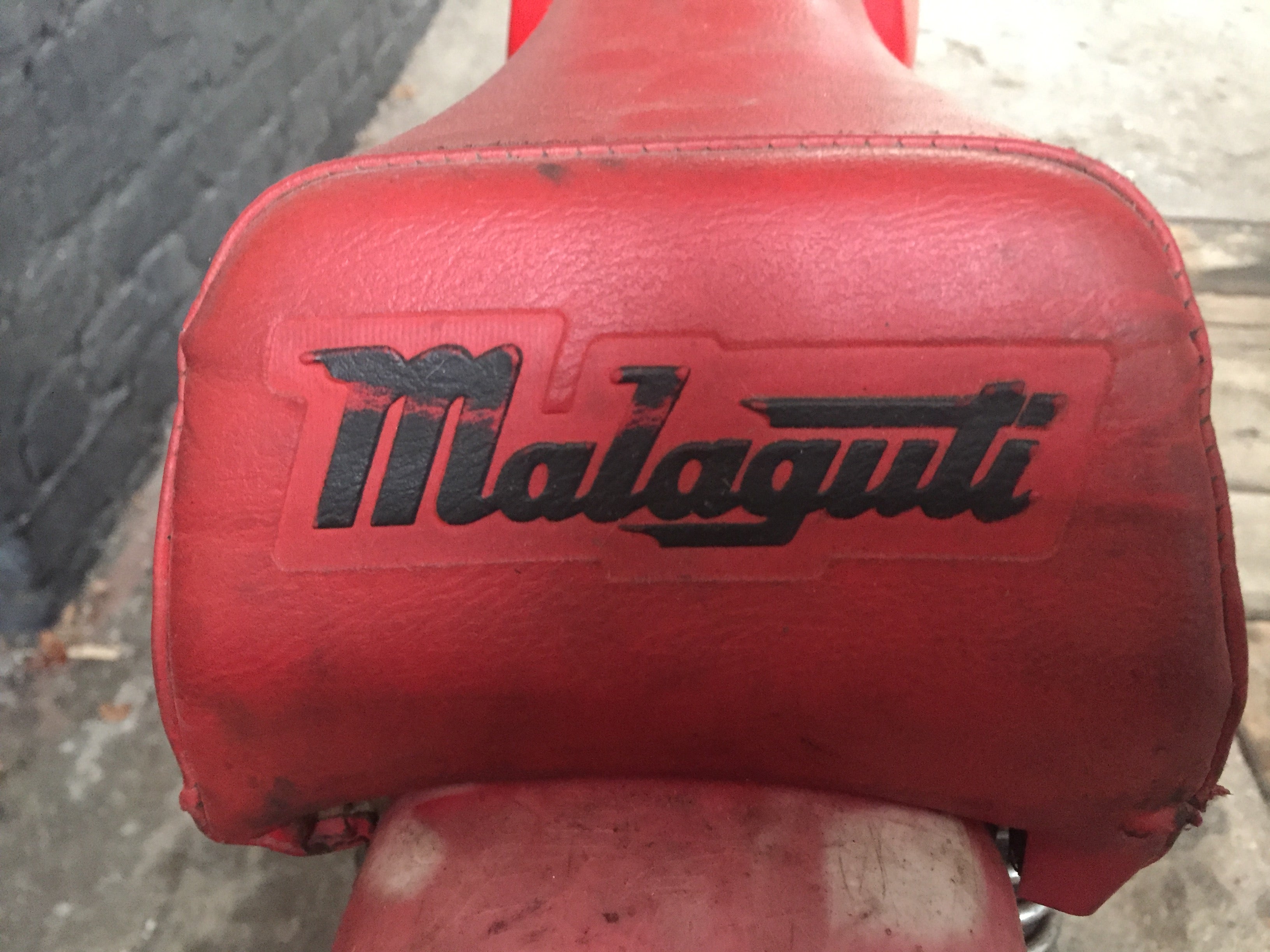 Moto Malaguti Ronchino 50 cm³ vintage de 1970, vue de côté, en excellent état, avec détails de la carrosserie et des roues.