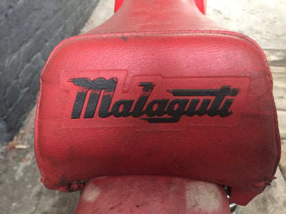 Moto Malaguti Ronchino 50 cm³ vintage de 1970, vue de côté, en excellent état, avec détails de la carrosserie et des roues.