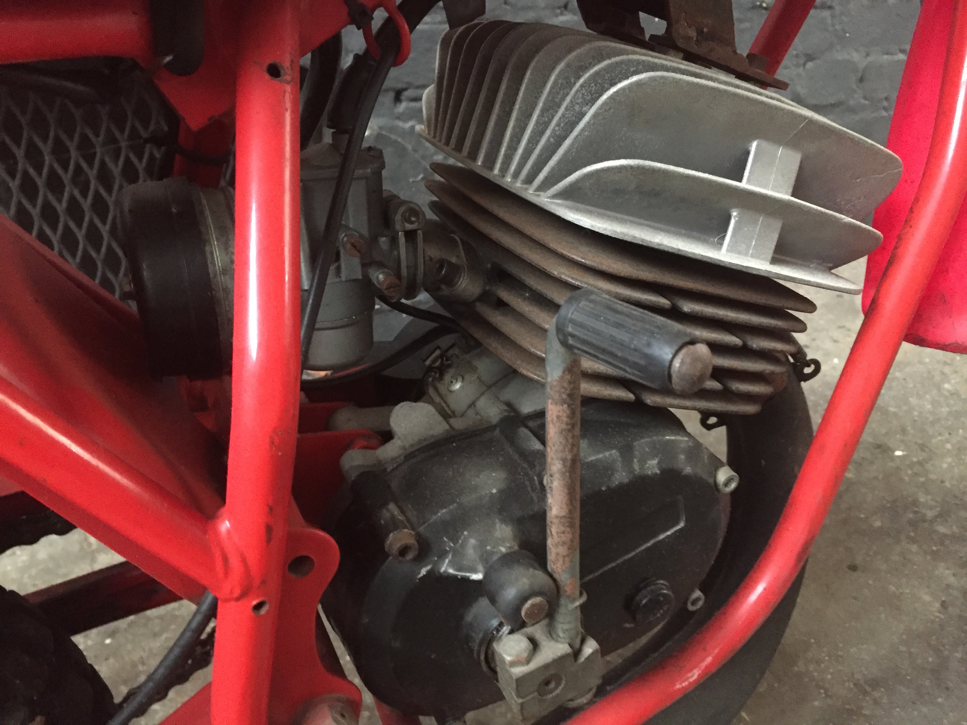 Moto Malaguti Ronchino 50 cm3 année 1970, vue de côté, avec moteur et détails vintage visible.