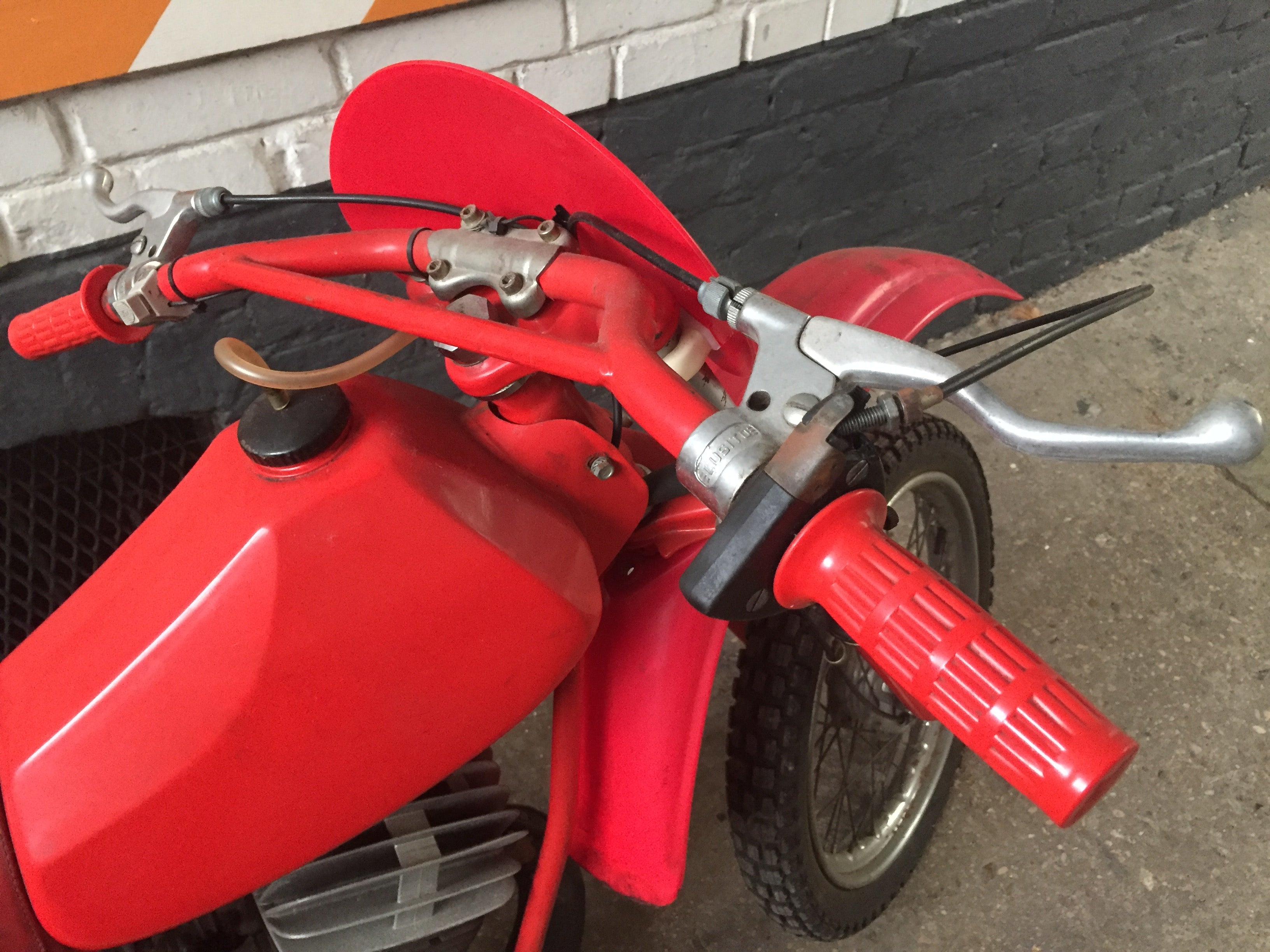 Moto vintage Malaguti Ronchino 50 cm3 année 1970, moteur à deux temps, couleur rouge et chrome, vue de côté.
