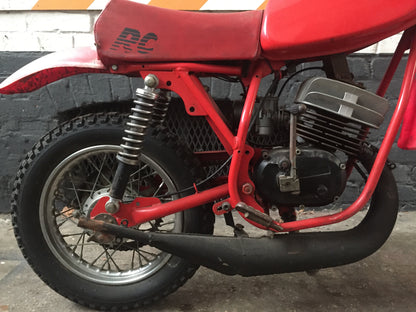 Scooter Malaguti Ronchino 50 cm3 année 1970, vue de côté, avec design vintage et détails de la carrosserie.