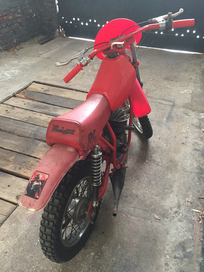 Moto Malaguti Ronchino 50 cm3 vintage année 1970, vue de côté, avec détails du moteur et des éléments de design.