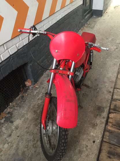 Moto Malaguti Ronchino 50 cm3 année 1970, vue de côté, avec design vintage et détails classiques.