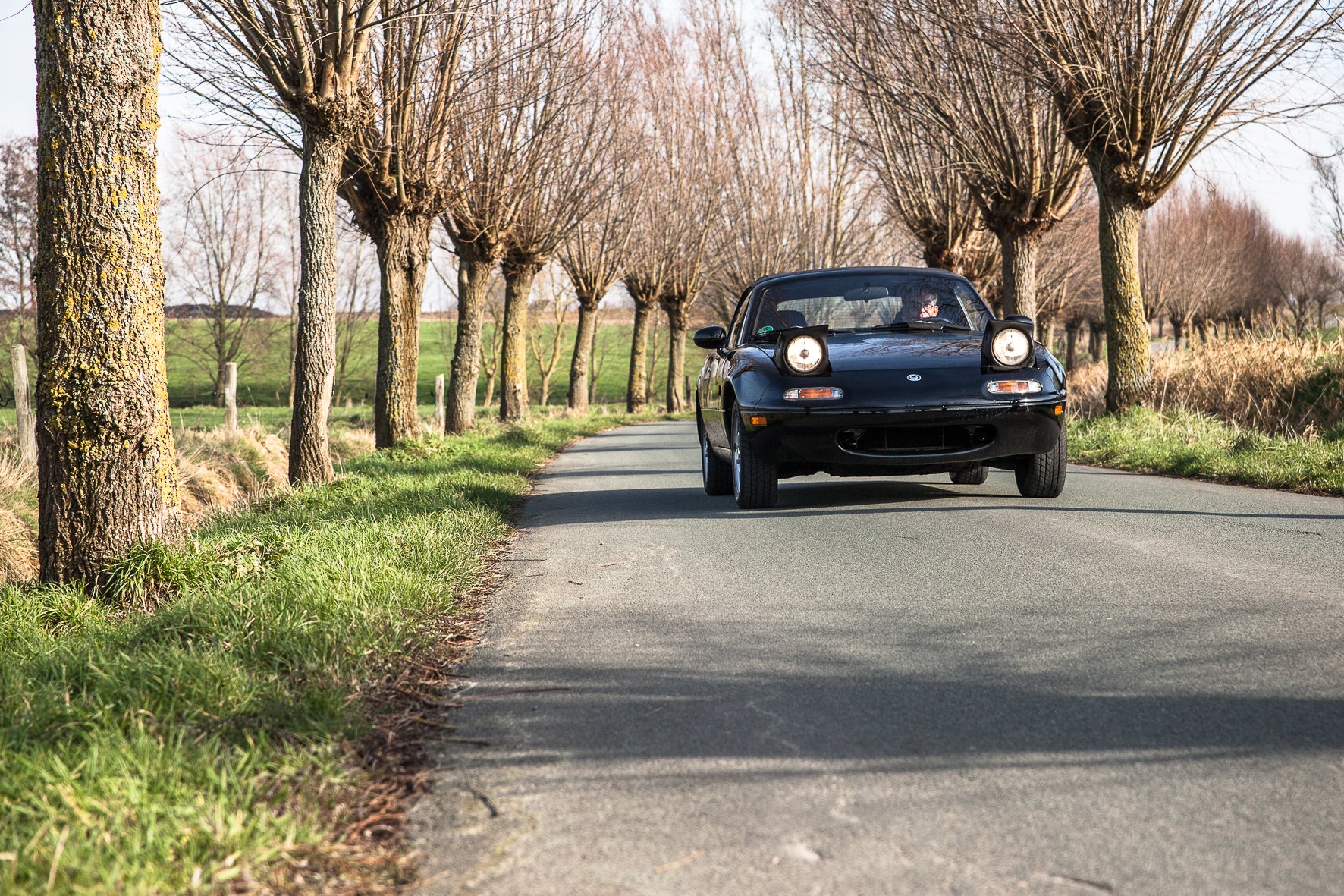 Voiture Mazda MX5 NA 1.6 essence de 1998 avec 105 000 km, vue du côté avec capot et roues visibles.