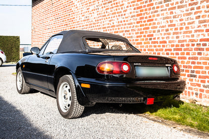Voiture Mazda MX5 NA 1.6 essence de 1998 avec 105 000 km, vue de face dans un environnement automobile.