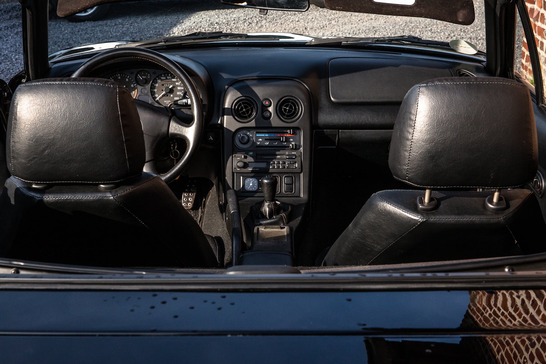 Voiture Mazda MX5 NA 1.6 essence de 1998 avec 105 000 km, vue de face dans un environnement clair.