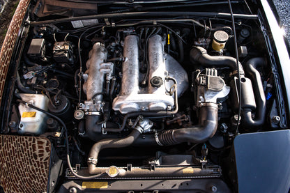Voiture Mazda MX5 NA 1.6 essence 1998 avec 105 000 km, vue de face dans un environnement clair