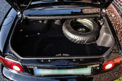 Voiture Mazda MX5 NA 1.6 essence 1998 avec 105 000 km, vue de côté, en bon état, dans un contexte de vente automobile.