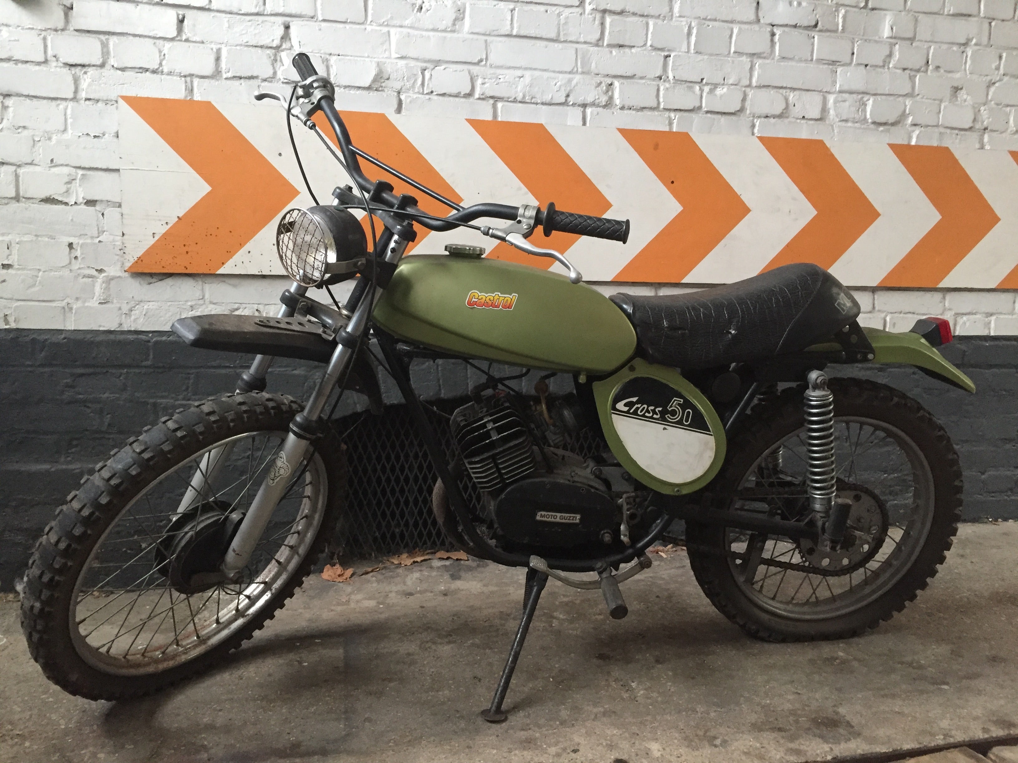 Moto Guzzi 50 Cross de 1970, moto vintage avec guidon, pneus et moteur visibles, couleur noire et détails mécaniques.
