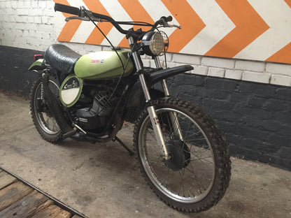 Moto Guzzi 50 Cross de 1970, moto vintage avec cadre rouge et pneus tout-terrain, vue latérale.