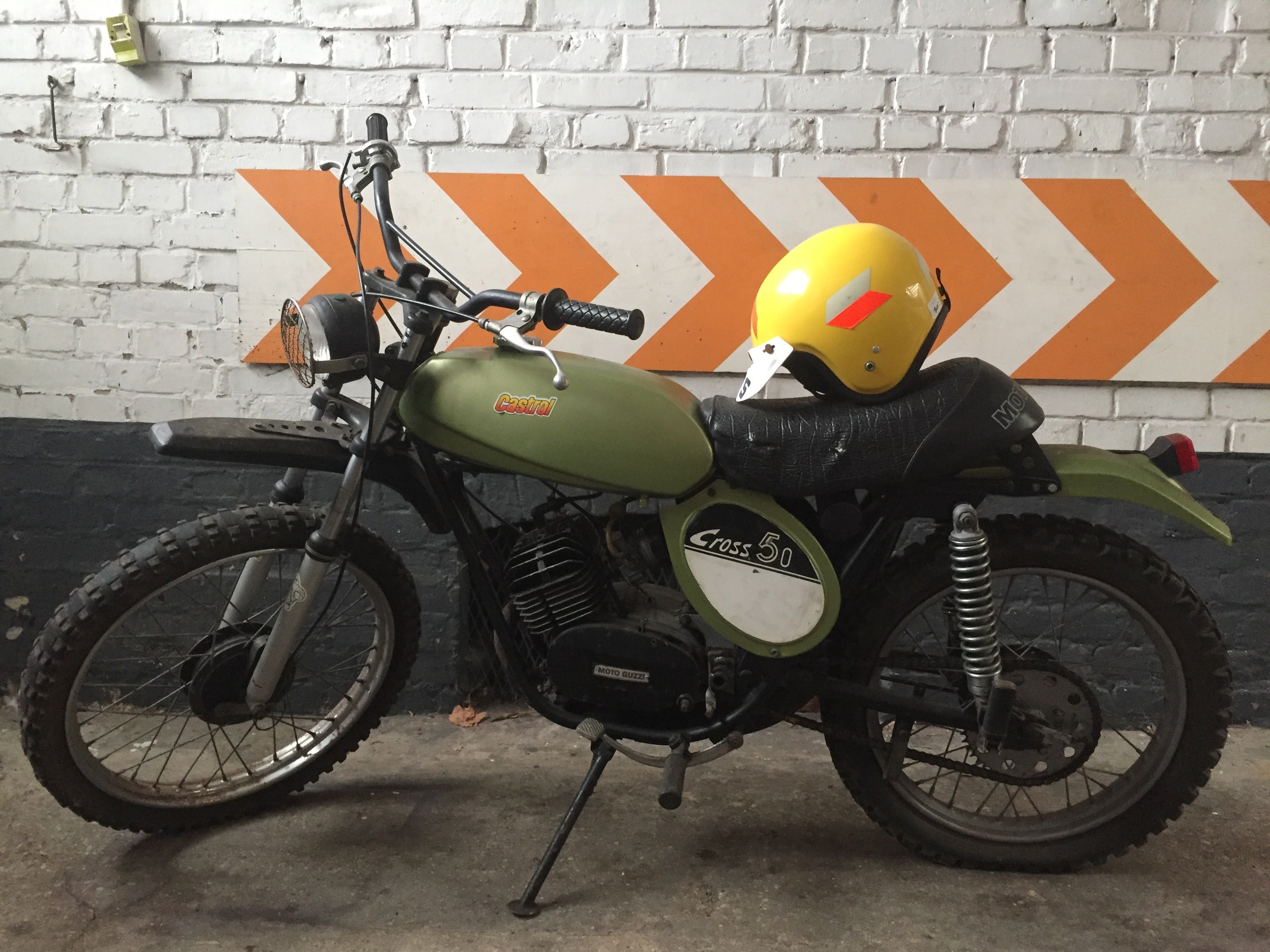 Moto Guzzi 50 Cross de 1970, moto vintage rouge avec guidon et pneus tout-terrain, vue de côté.