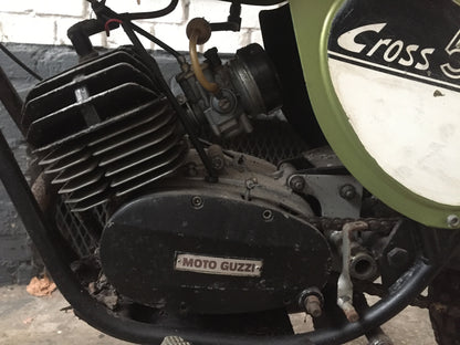 Moto Guzzi 50 Cross de 1970, moto vintage avec moteur compact, vue de côté montrant le cadre et les pneus tout-terrain.