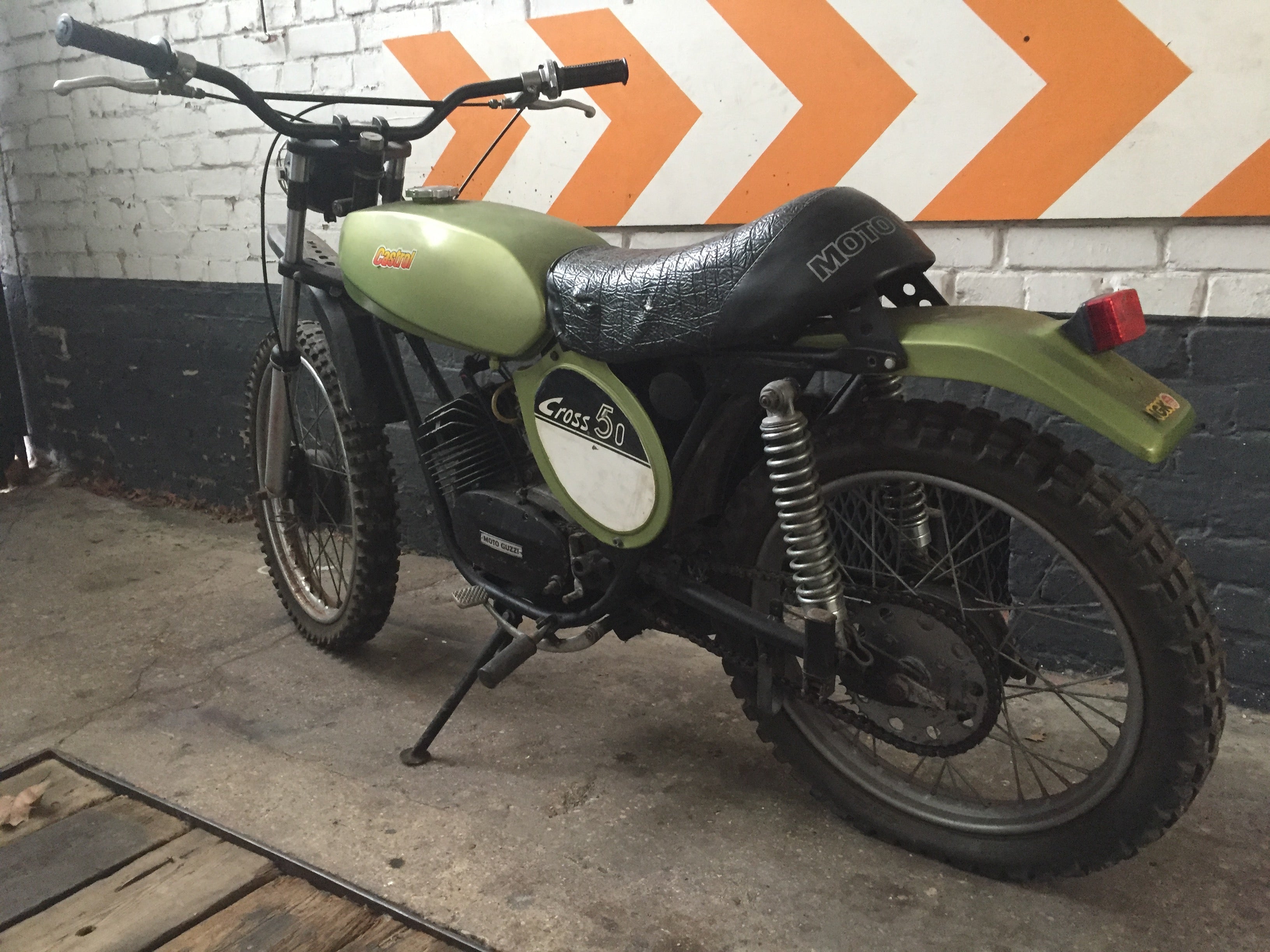 Moto Guzzi 50 Cross de 1970, moto vintage avec cadre et moteur classiques, image capturant le modèle en détail.