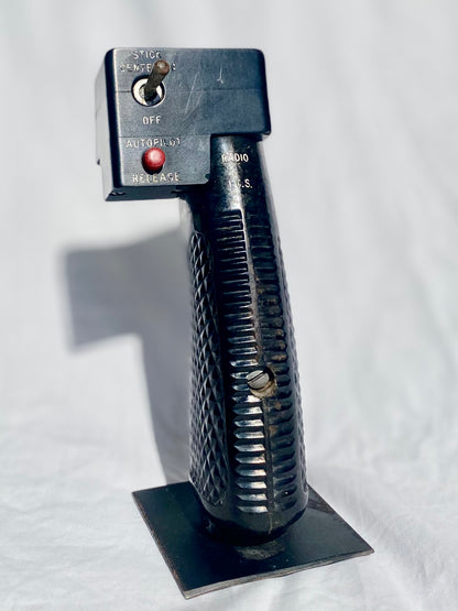 Poignée de commande d'hélicoptère vintage des années 1960, en métal, avec détails mécaniques visibles.