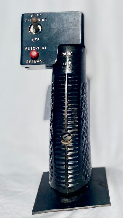 Poignée de commande d'hélicoptère vintage des années 1960, en métal avec poignée en caoutchouc, sur fond neutre.