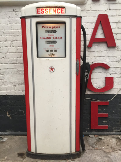 Pompe à essence Satam de Ma boutique, vue en gros plan avec détails de la pompe en métal et affichage des fonctionnalités.