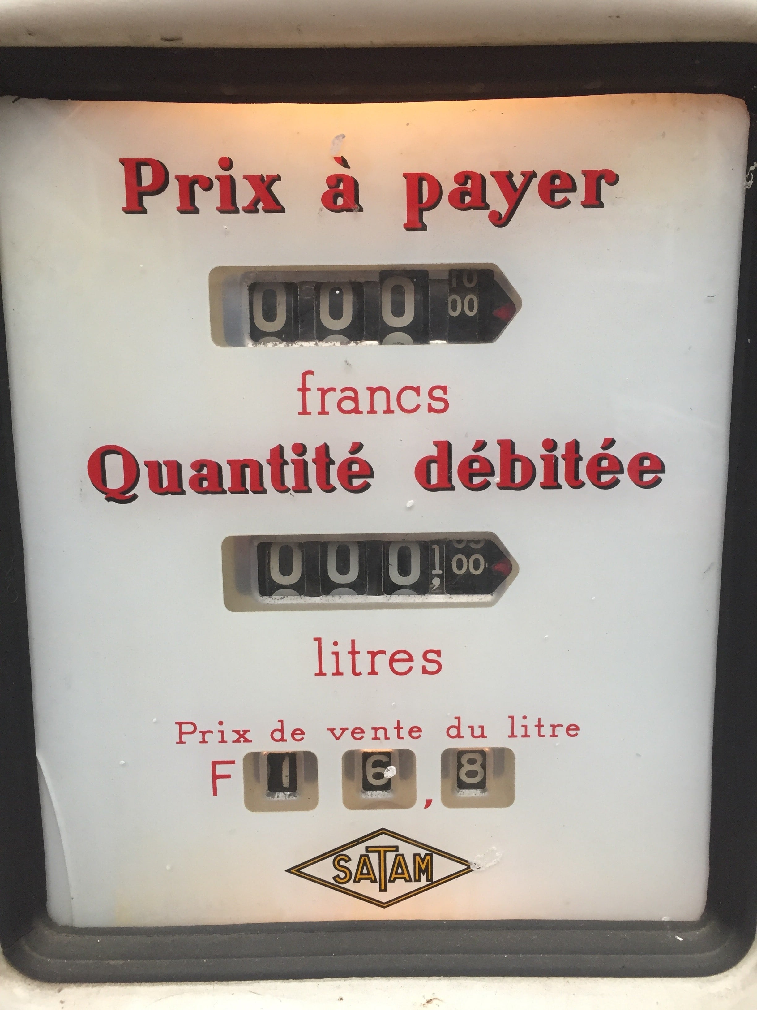 Pompe à essence Satam de Ma boutique, vue en gros plan avec connecteurs et détails techniques visibles.